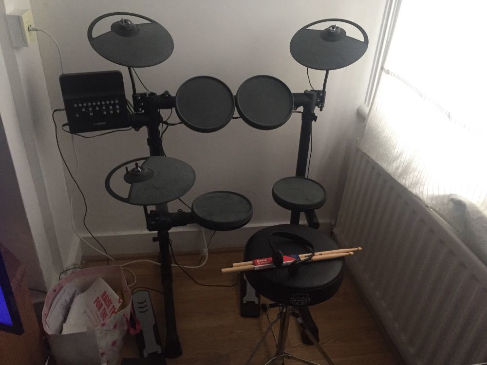 Yamaha DTX400 Digital Drum Kit with Stool, Sticks and Headphones in london